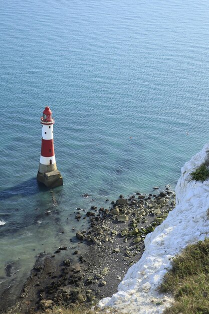 Photo vue du phare en haut angle depuis la mer