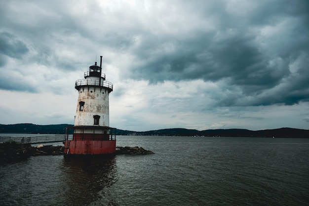 Vue du phare de Tarrytown entouré d'eau sous un ciel nuageux