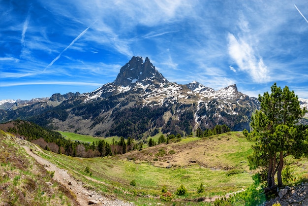 Vue du Pic du Midi Ossau au printemps, Pyrénées françaises