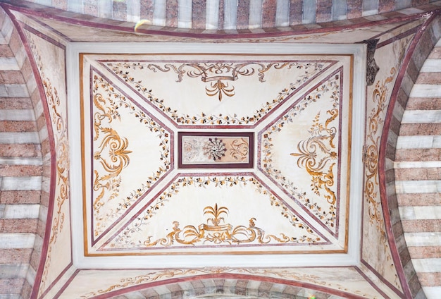 Vue du plafond et des décorations du dôme des mosquées à Istanbul