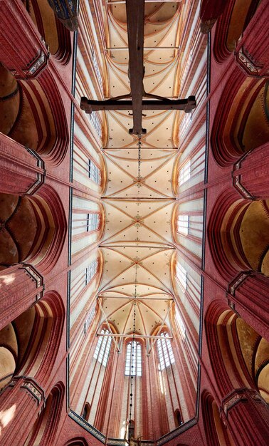 Vue du plafond du bâtiment sous un angle bas