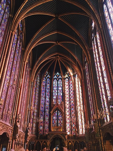 Photo vue du plafond de l'église sous un angle bas