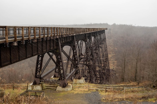 Photo vue du pont abandonné sur le champ contre le ciel