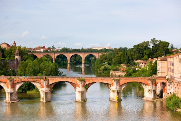 Vue du pont d'août à Albi, France. Prise de vue horizontale