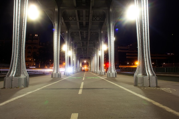 Vue du pont BirHakeim appelé Pont de Passy la nuit Paris