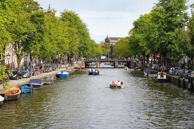 Vue du pont-canal à amsterdam