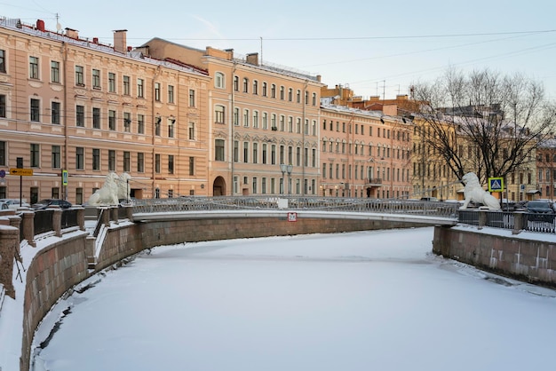 Photo vue du pont du lion sur le canal griboyedov un jour d'hiver ensoleillé à saint-pétersbourg, en russie