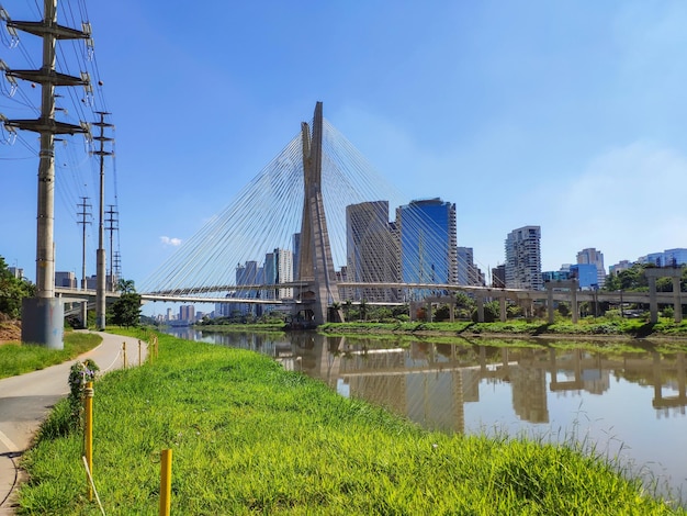 Vue du pont à haubans du Marginal Pinheiros à Sao Paulo