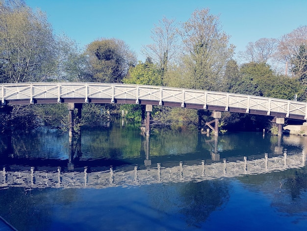 Photo vue du pont sur le lac