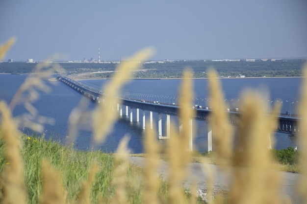 Vue du pont présidentiel dans la ville d'Oulianovsk sur la Volga