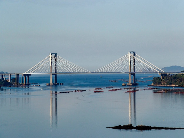 Vue du pont de la Rande se reflétant dans la mer