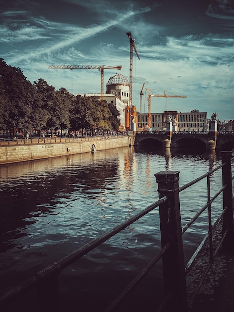 Photo vue du pont sur la rivière contre un ciel nuageux