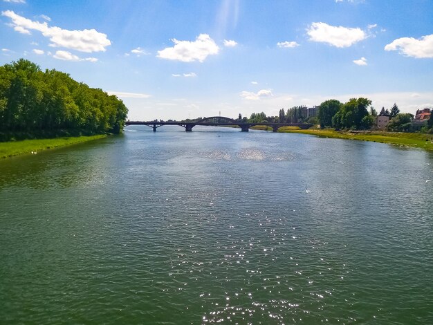 Photo vue du pont sur la rivière contre un ciel nuageux