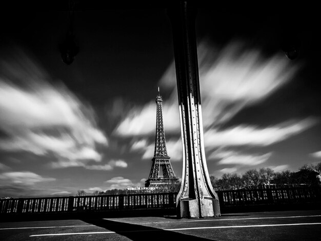 Photo vue du pont sur la rivière contre un ciel nuageux