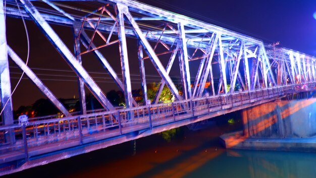 Photo vue du pont sur la rivière la nuit