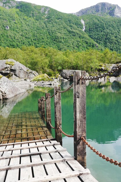 Photo vue du pont sur la rivière