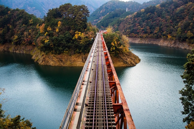 Photo vue du pont sur la rivière