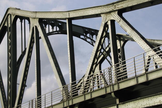 Photo vue du pont sous un angle bas