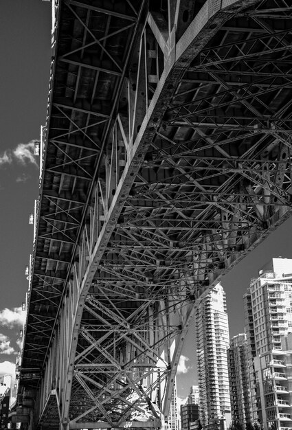 Photo vue du pont sous un angle bas