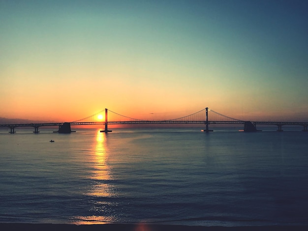 Photo vue du pont suspendu au coucher du soleil