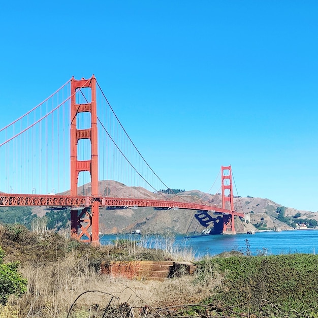 Photo vue du pont suspendu sur un ciel bleu clair