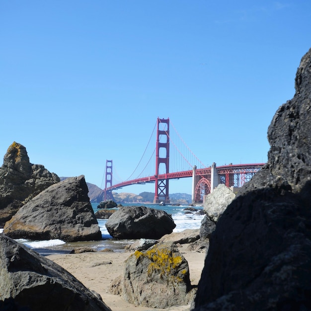 Photo vue du pont suspendu sur un ciel bleu clair