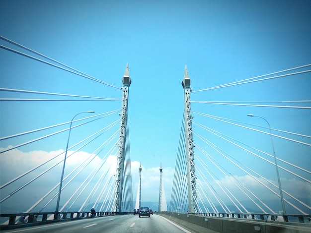 Photo vue du pont suspendu contre le ciel bleu