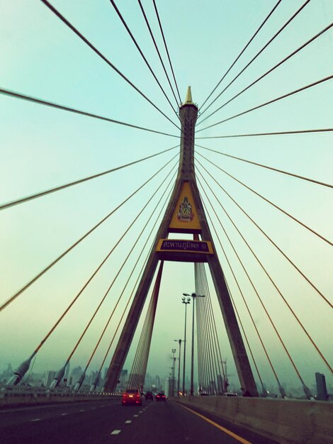 Vue du pont suspendu contre le ciel