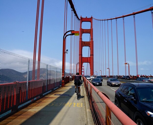 Photo vue du pont suspendu contre le ciel