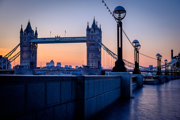 Vue du pont suspendu dans la ville