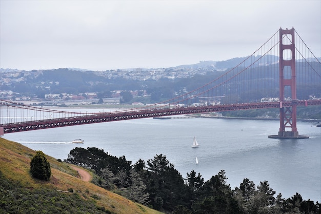 Photo vue du pont suspendu sur la mer