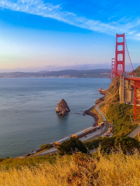 Photo vue du pont suspendu sur la mer