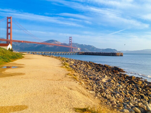 Photo vue du pont suspendu sur la plage