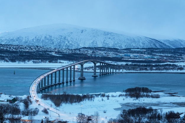 Vue du pont vers la ville de Tromso