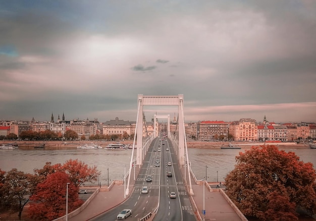 Photo vue du pont sur la ville contre un ciel nuageux