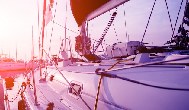 Vue du port avec des détails sur les yachts. Beau ciel coucher de soleil dans la baie de la marina.