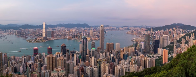 Photo vue du port de victoria depuis le sommet le soir à hong kong