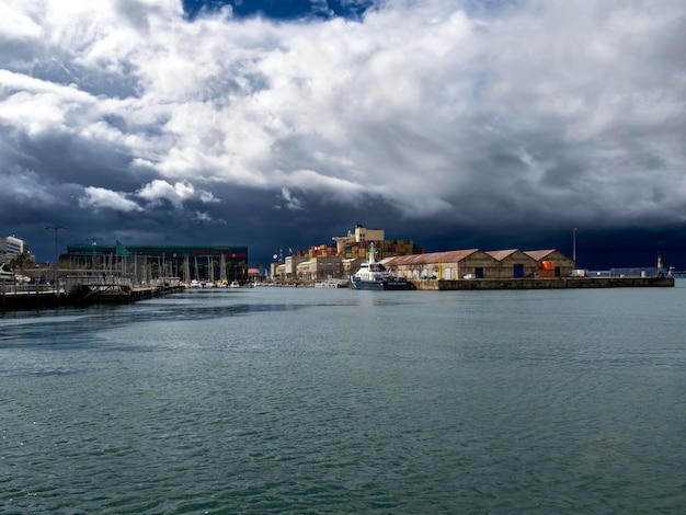 Photo vue du port de vigo par une journée ensoleillée mais nuageuse galice espagne