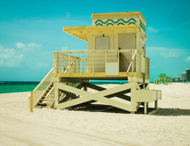 Vue du poste de sauveteur sur la plage de Miami.