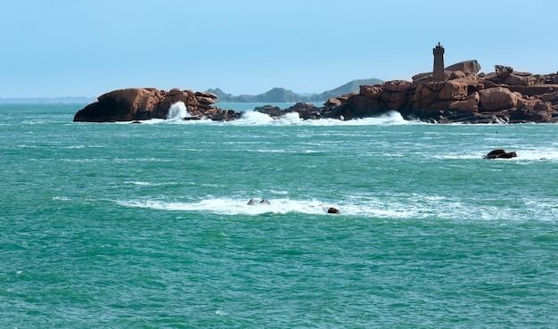 Vue du printemps de la côte de Ploumanach (entre Perros-Guirec et Pleumeur-Bodou, Bretagne, France). La côte de granit rose