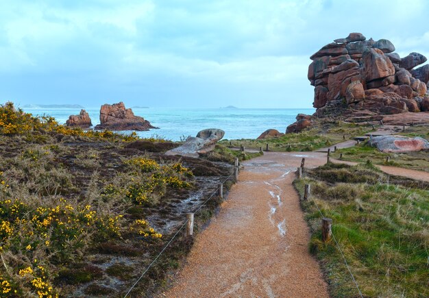 Vue du printemps de la côte de Ploumanach (Perros-Guirec, Bretagne, France). La côte de granit rose