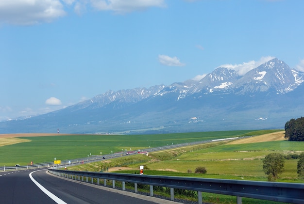 Vue du printemps des Hautes Tatras avec de la neige à flanc de montagne et autoroute (Slovaquie)