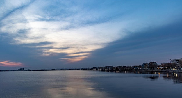 Vue du reflet dans la mer Noire sur fond de ciel et coucher de soleil