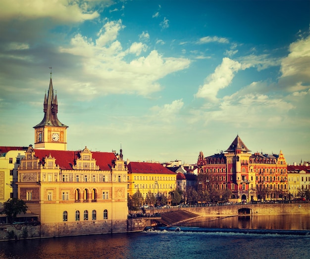 Vue du remblai de Prague Stare Mesto depuis le pont Charles