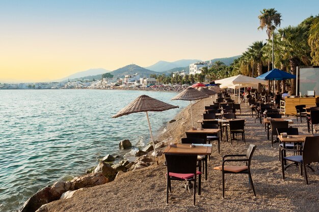 Vue du restaurant ou café sur la plage de la ville de Bodrum en Turquie.