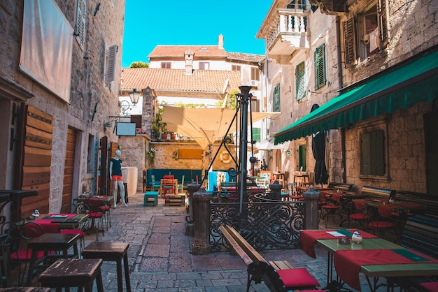 Vue du restaurant à kotor monténégro