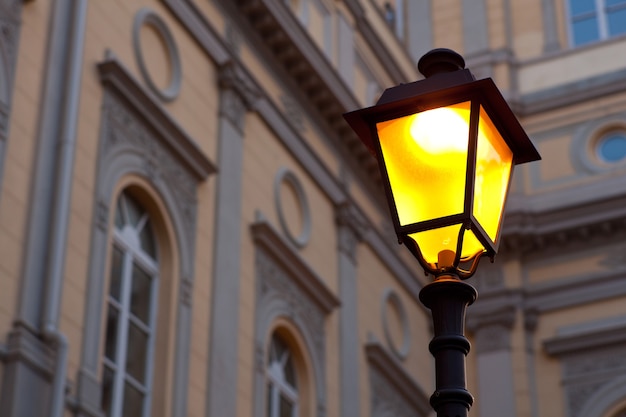 Photo vue du réverbère lumineux à trieste, italie