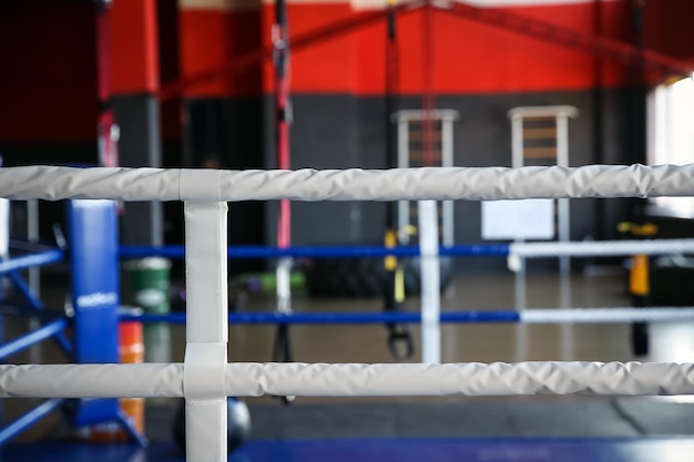 Vue du ring de boxe vide dans la salle de sport