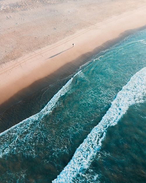 Vue du rivage et de la plage sous un angle élevé