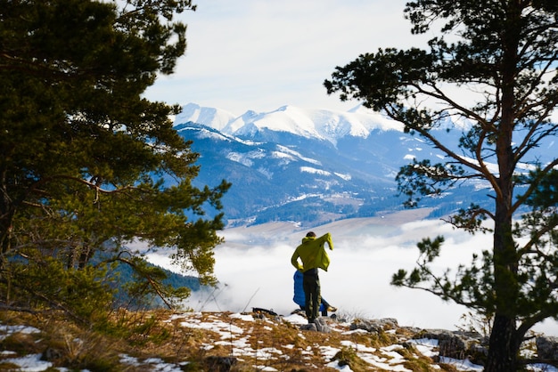 Vue du rocher de Cerenova dans les Tatras de l'Ouest près de la ville de Liptovsky Mikulas par temps de brouillard Slovaquie